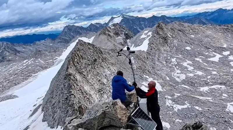 La strumentazione posizionata sulla cima del Venerocolo, nel gruppo dell’Adamello © www.giornaledibrescia.it