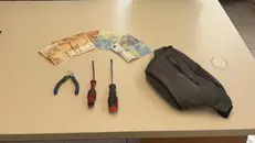Il materiale sequestrato al ladro