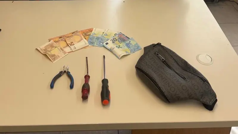 Il materiale sequestrato al ladro