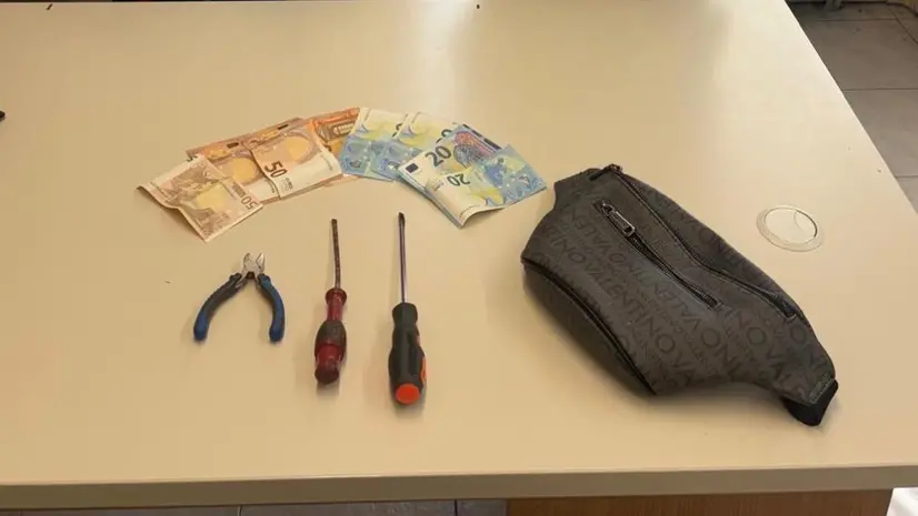 Il materiale sequestrato al ladro