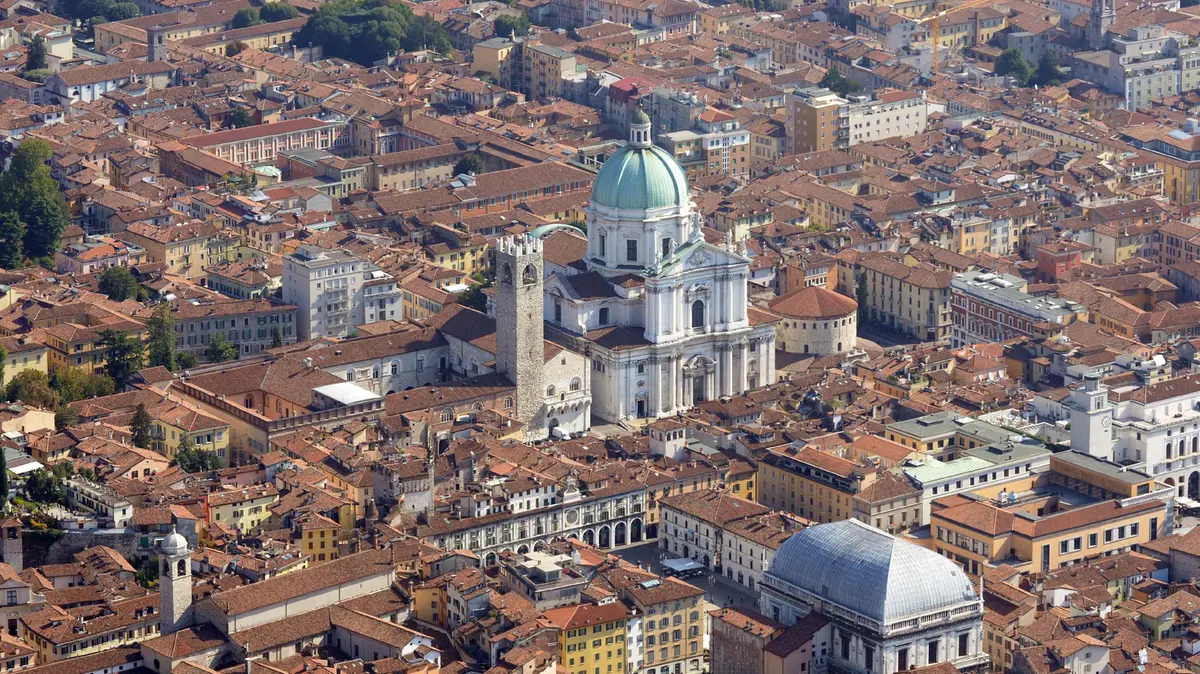 Una panoramica di Brescia, con i suoi due Palazzi governativi: Loggia e Broletto - © www.giornaledibrescia.it