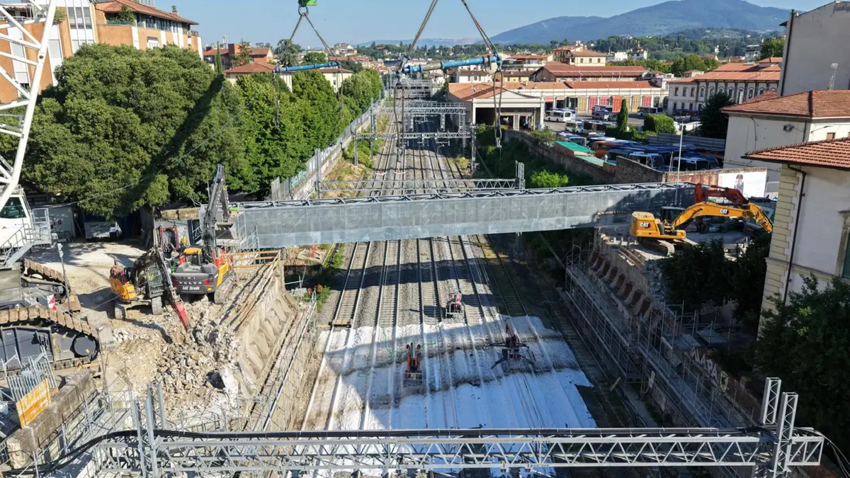 I lavori di ristrutturazione del ponte al Pino a Firenze - Foto Ansa © www.giornaledibrescia.it