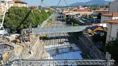I lavori di ristrutturazione del ponte al Pino a Firenze - Foto Ansa © www.giornaledibrescia.it