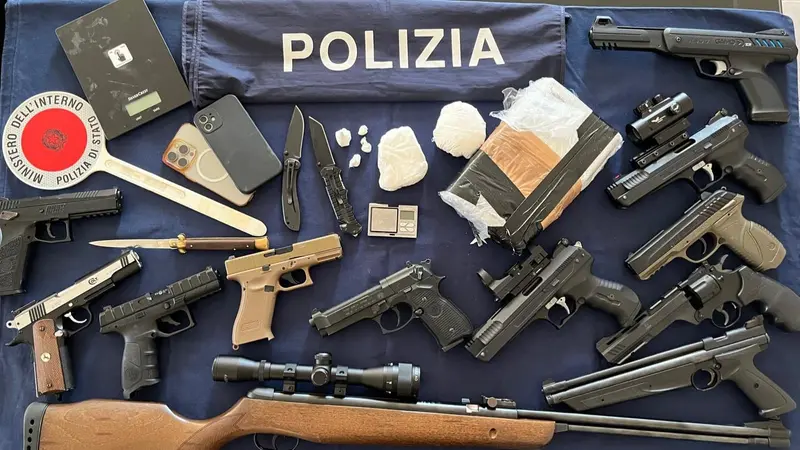 Tutto quello che è stato trovato in casa dello spacciatore