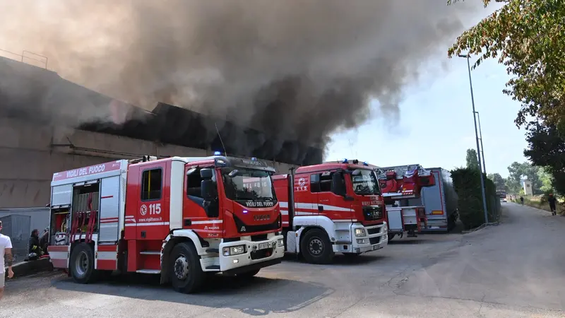 Il maxi incendio nell'azienda di Lonato