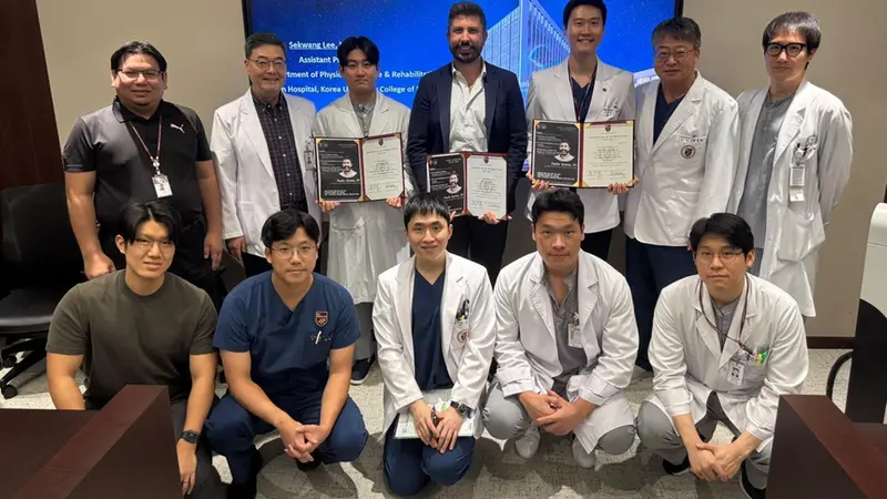 Paolo Giotto con l'équipe medica coreana