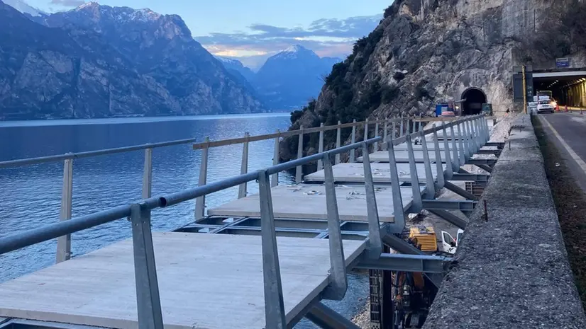 I lavori per la realizzazione della ciclovia del Garda © www.giornaledibrescia.it