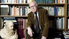 Un intenso ritratto di Emanuele Severino, davanti agli scaffali della sua biblioteca