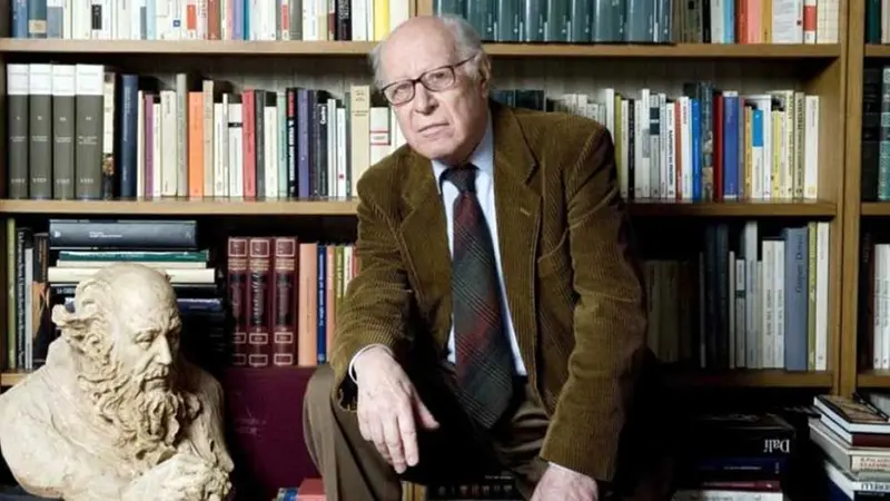 Un intenso ritratto di Emanuele Severino, davanti agli scaffali della sua biblioteca