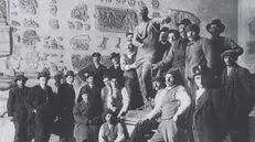 Orgogliosamente in posa davanti alla Vittoria Alata ritrovata il 20 luglio 1826