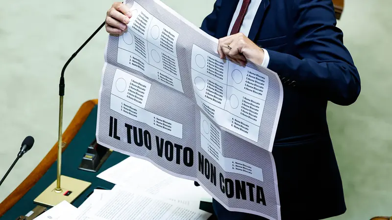 La protesta di Riccardo Magi - Foto Ansa © www.giornaledibrescia.it
