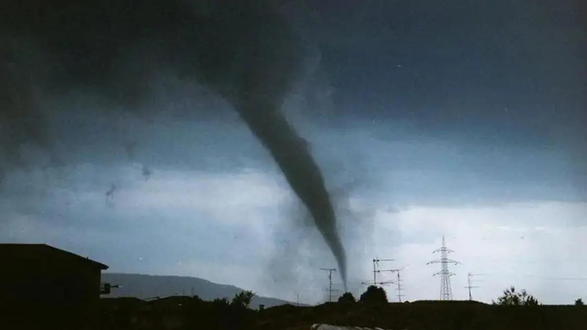Un'immagine del tornado che colpì Palazzolo il 3 luglio 1995 - Foto © www.giornaledibrescia.it