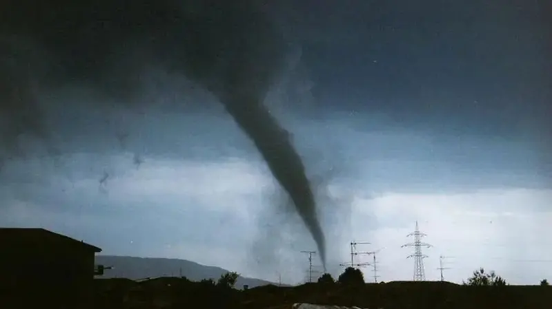 Un'immagine del tornado che colpì Palazzolo il 3 luglio 1995 - Foto © www.giornaledibrescia.it