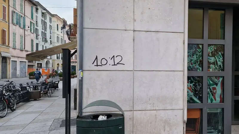 La scritta fuori dalla sede del Pd alla Pallata