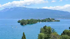 La serie, come il libro, sarà ambientata su una non specificata isola del lago di Garda
