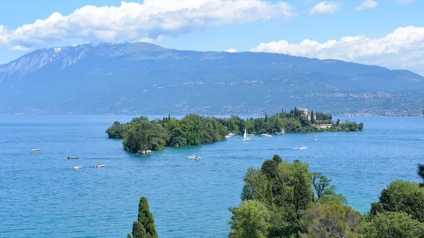 La serie, come il libro, sarà ambientata su una non specificata isola del lago di Garda