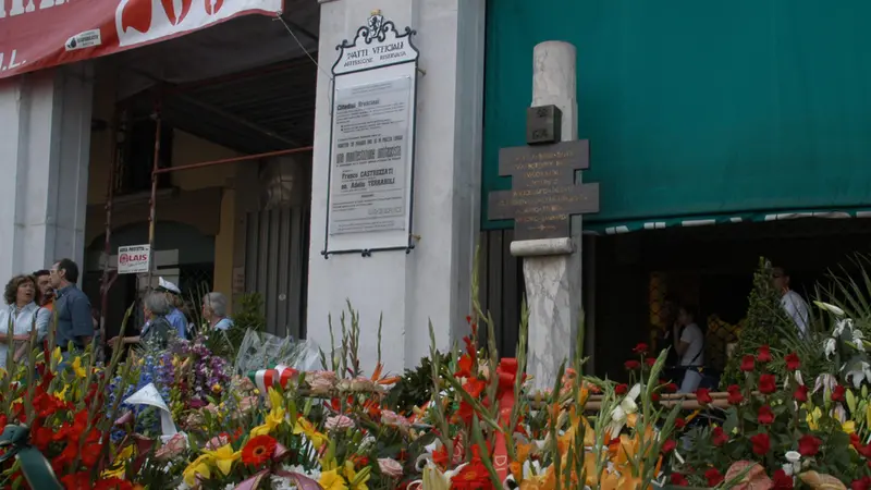 La stele in piazza Loggia nel luogo della strage