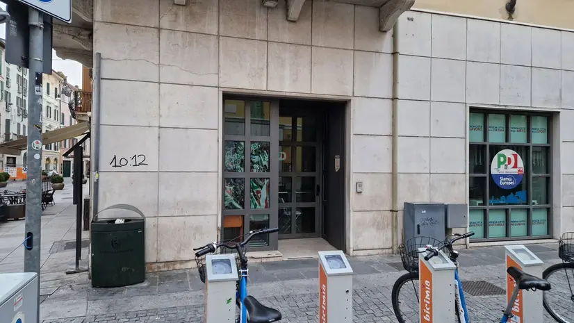 La scritta fuori dalla sede del Pd alla Pallata