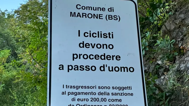 Il cartello installato dal Comune di Marone - © www.giornaledibrescia.it