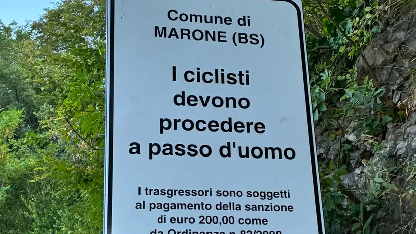 Il cartello installato dal Comune di Marone - © www.giornaledibrescia.it