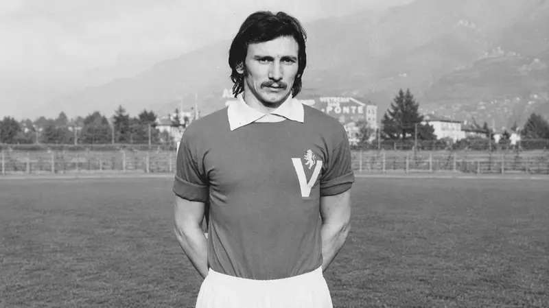 Gigi Cagni e una V sulla maglia tutta particolare - Foto Newreporter © www.giornaledibrescia.it