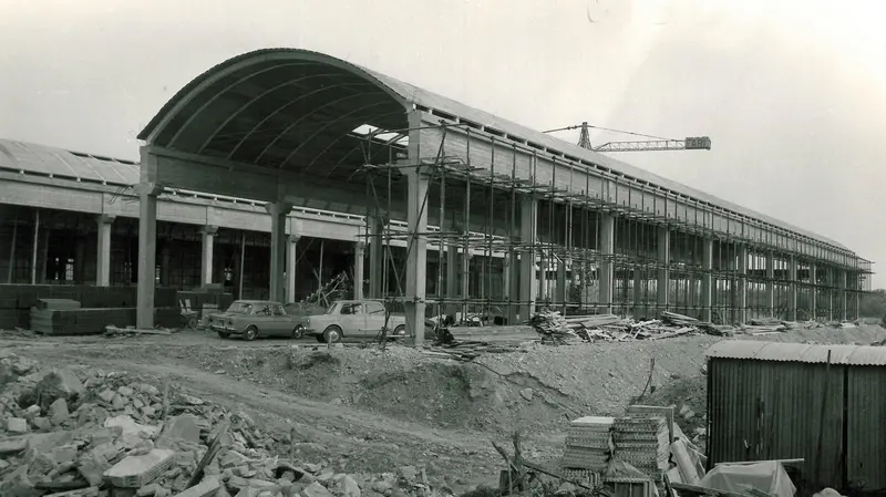 La costruzione dello stabilimento di Adro