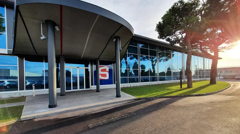L'ingresso della palazzina uffici ad Adro