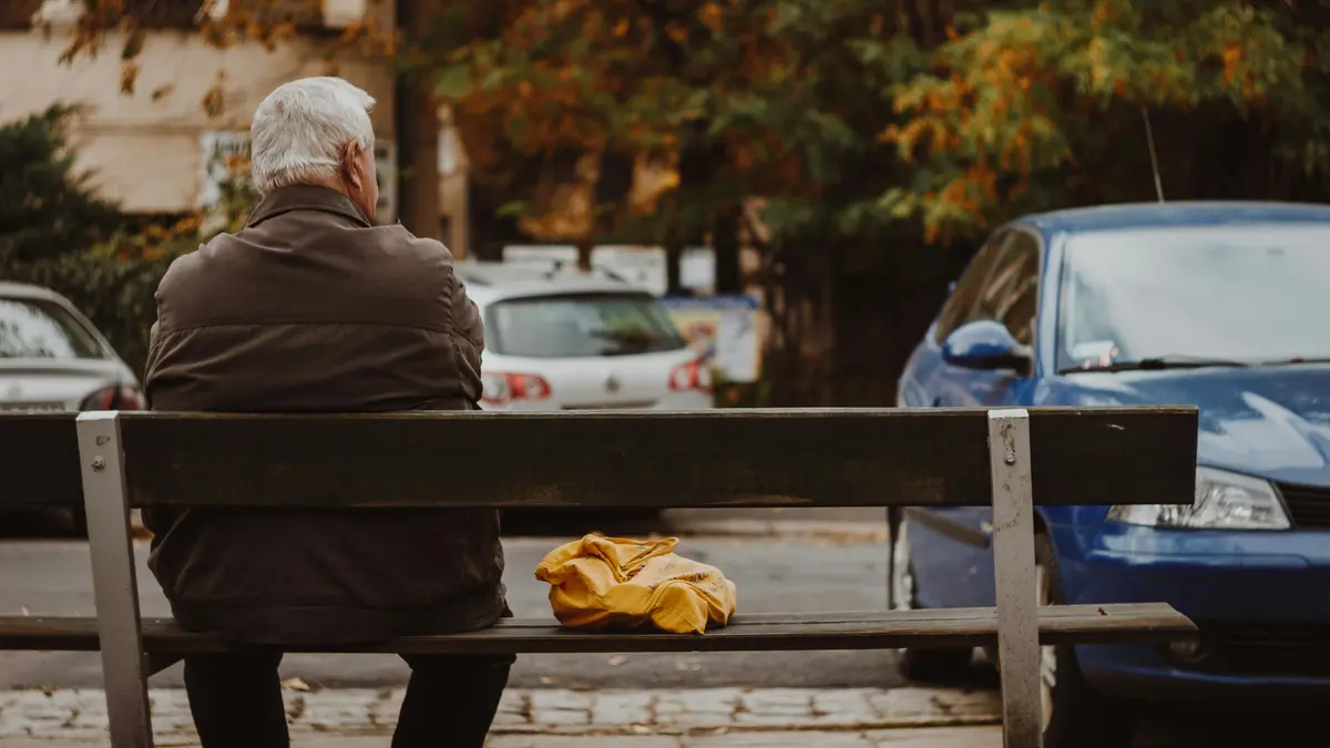 L'estate spesso è sinonimo di solitudine per gli anziani