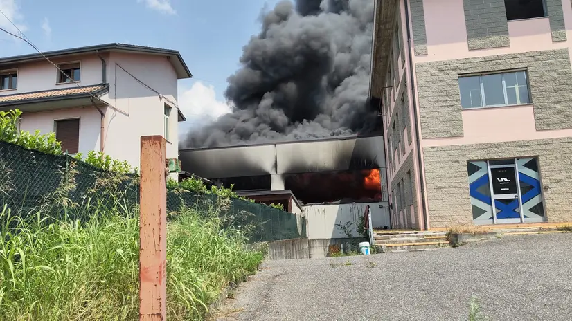 L'incendio all'interno dell'azienda
