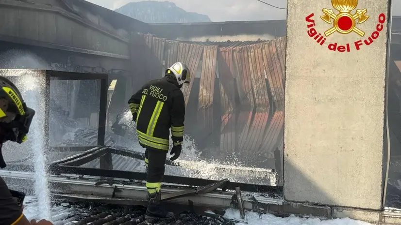 Incendio a Pian Camuno, l'intervento dei Vigili del fuoco