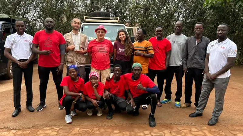 Giacomo Babaglioni con il suo team in Uganda © www.giornaledibrescia.it