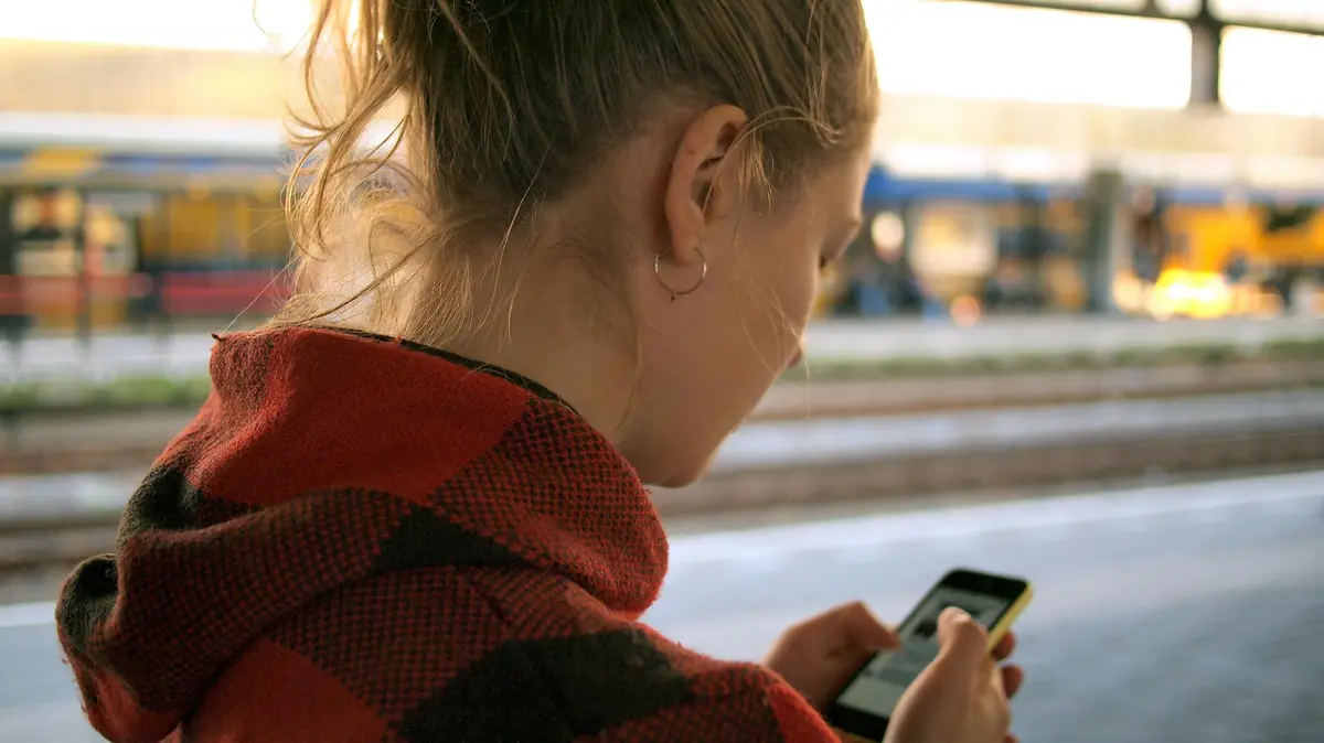 Una ragazza con il suo smartphone
