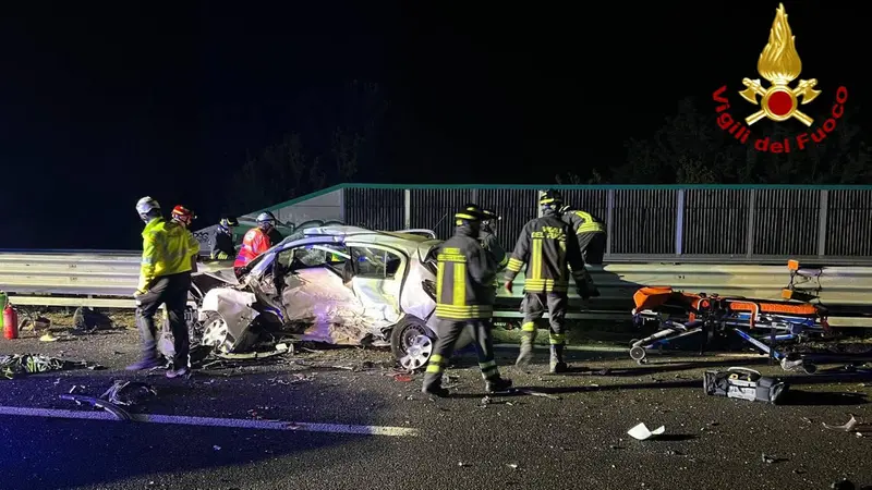 L'auto del giovane distrutta dopo l'impatto con la Tesla