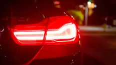 Le luci posteriori di un'automobile