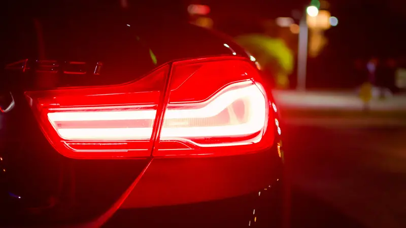 Le luci posteriori di un'automobile