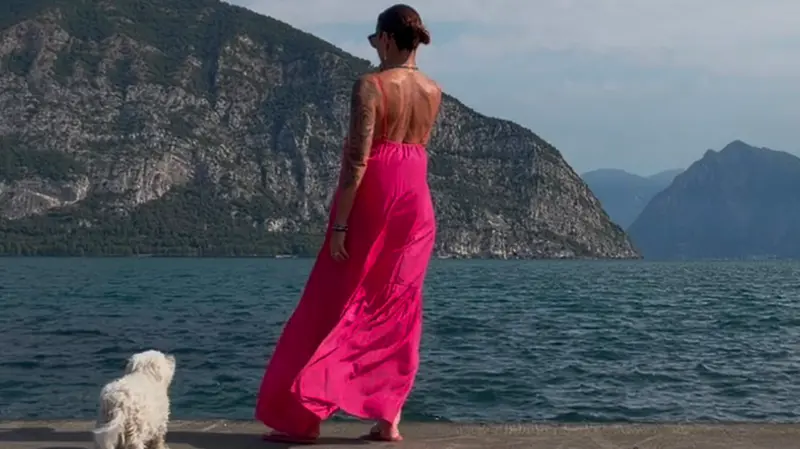 Cristina a Iseo con il suo cagnolino