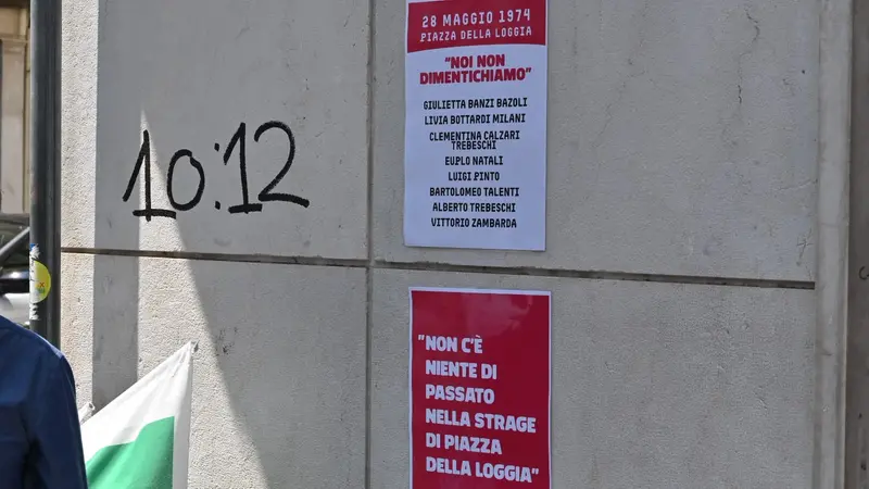 La scritta «10:12» sopra un cestino sull'ingresso della sede cittadina del Pd - © www.giornaledibrescia.it