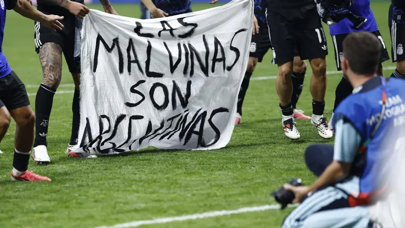 Lo striscione dei giocatori argentini