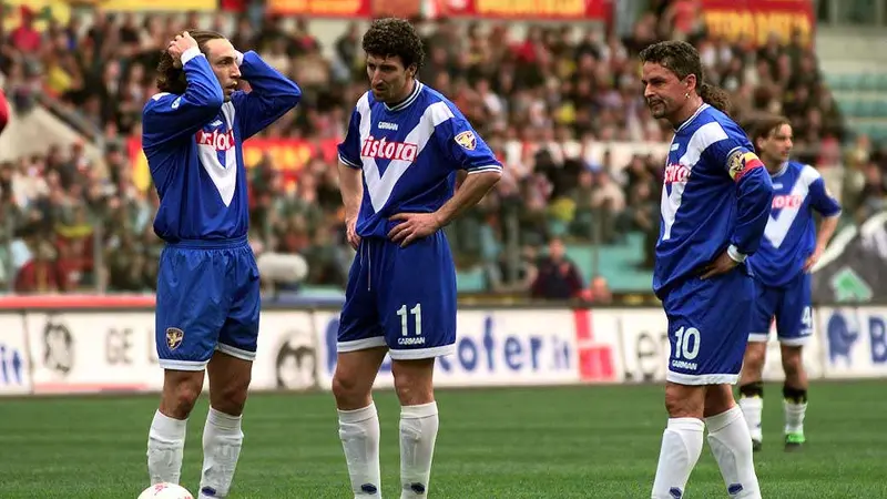 Pirlo, Hubner e Baggio con la maglia del Brescia e la «v» sul petto