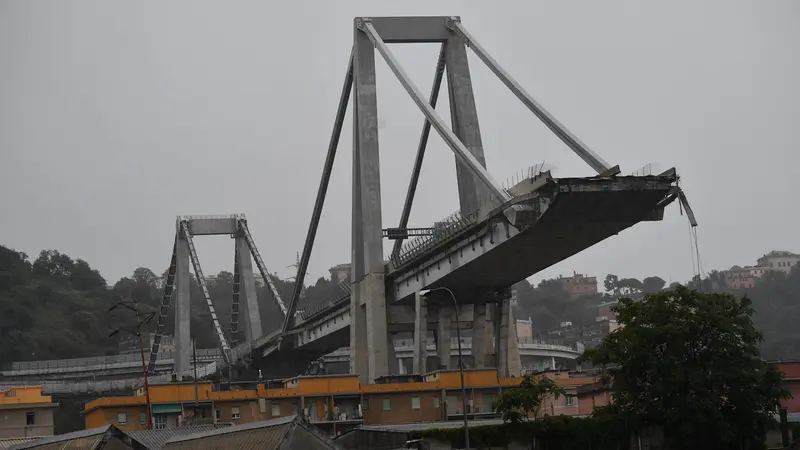 Il ponte Morandi dopo il crollo - Foto Ansa/Luca Zennaro © www.giornaledibrescia.it