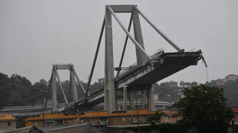 Il ponte Morandi dopo il crollo - Foto Ansa/Luca Zennaro © www.giornaledibrescia.it