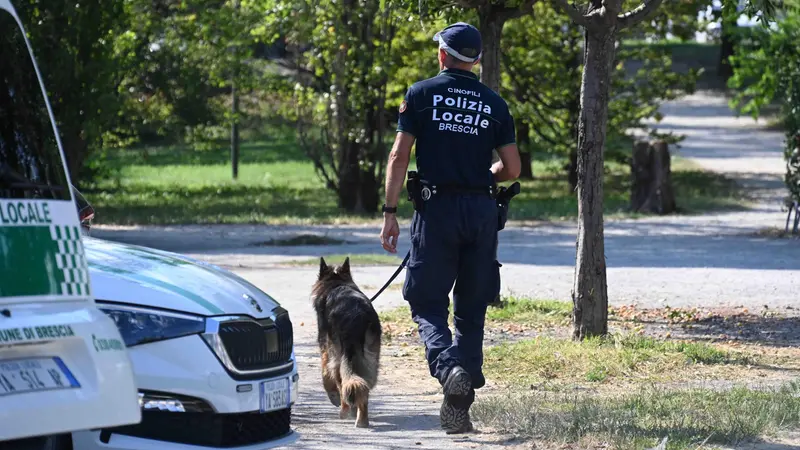 Un controllo della Polizia locale in un parco cittadino - Foto Marco Ortogni/Neg © www.giornaledibrescia.it