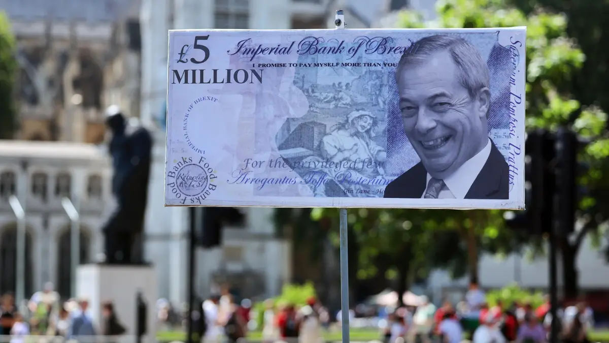 Una finta banconota da 5 milioni di sterline con il volto di Nigel Farage - Epa/Andy Rain