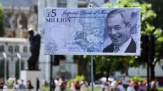 Una finta banconota da 5 milioni di sterline con il volto di Nigel Farage - Epa/Andy Rain