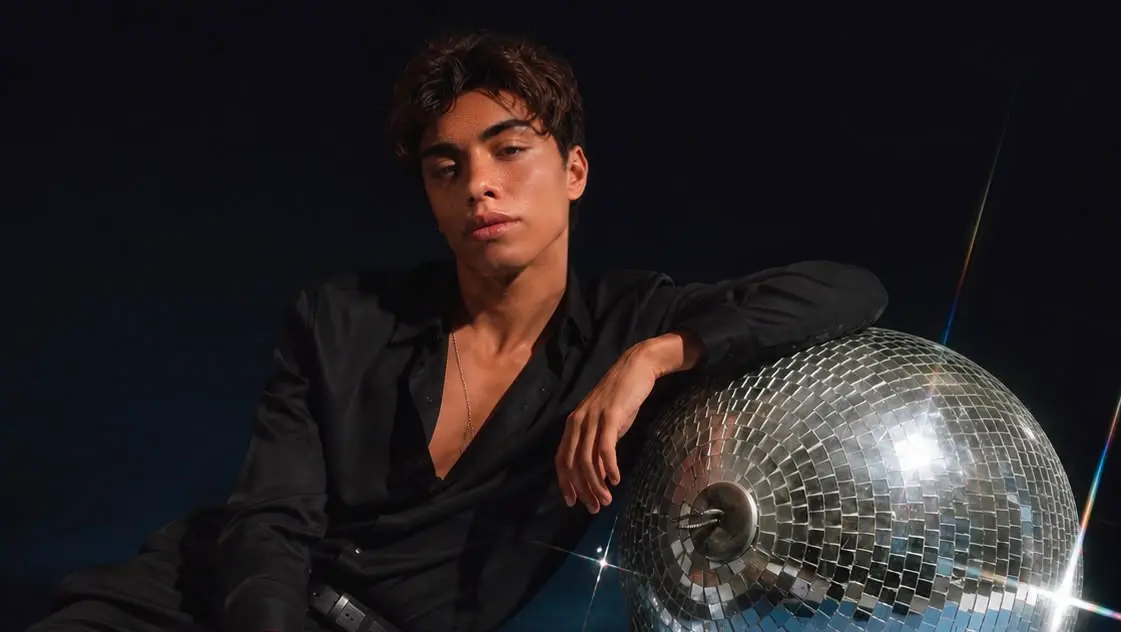 Il cantante e performer bresciano Mattia Tosoni