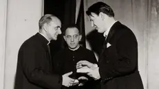 Giovanni Battista Montini, allora arcivescovo di Milano, con il maestro Agostino Orizio
