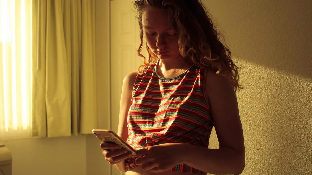 Una ragazza con il suo smartphone