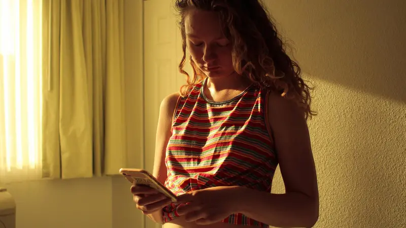 Una ragazza con il suo smartphone