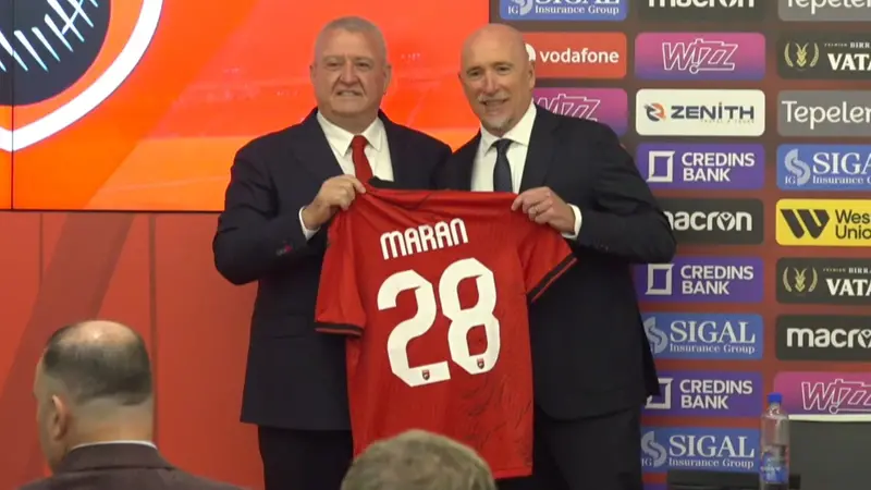Maran nel giorno della sua presentazione: «28» indica l'anno dell'Europeo, grande obiettivo della sua Albania