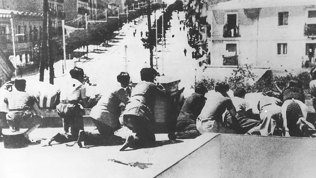 Uno scontro nelle vie di una città durante la Guerra civile